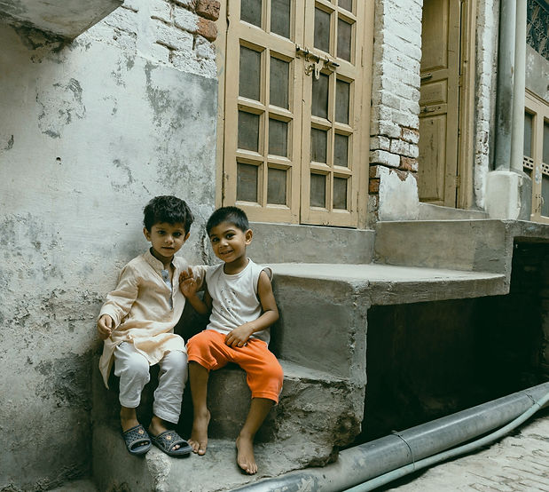 two-boys-sitting-on-concrete-stairs-4023