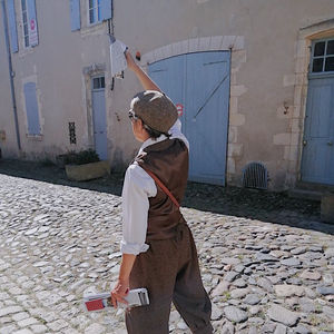 lancement de jeu par un comédien en costume d'époque