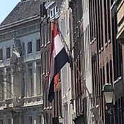 Koningsdag gracht met vlag_edited.jpg