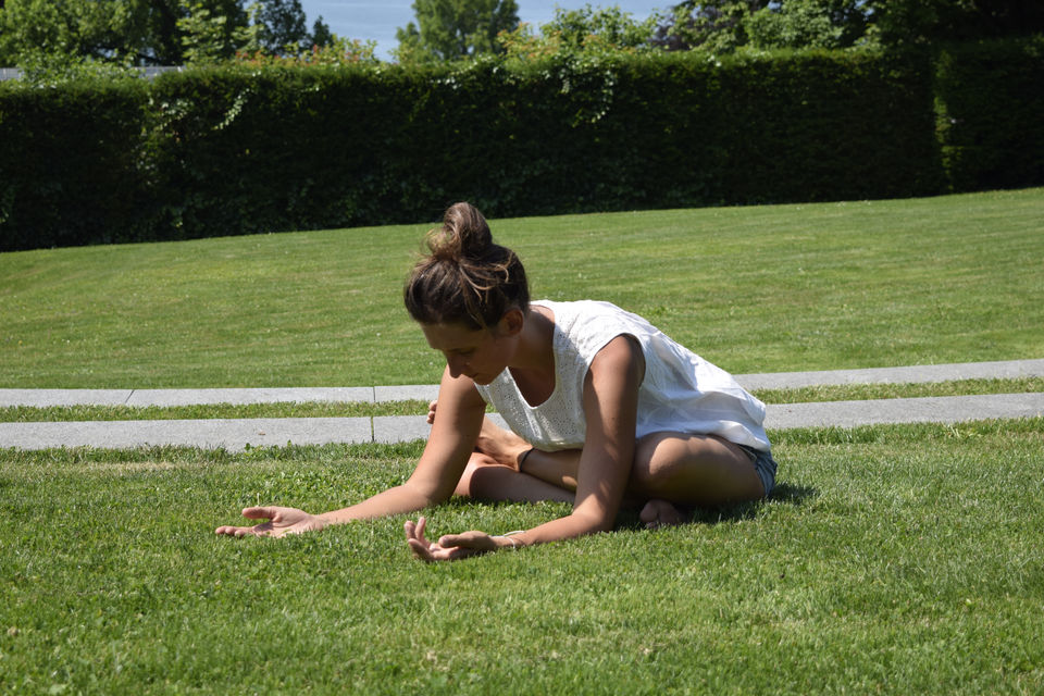 Posture de yoga dans un parc de Lausanne