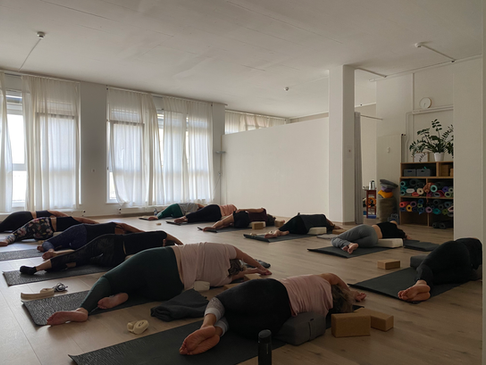 groupe a un cours de yin yoga à lausanne