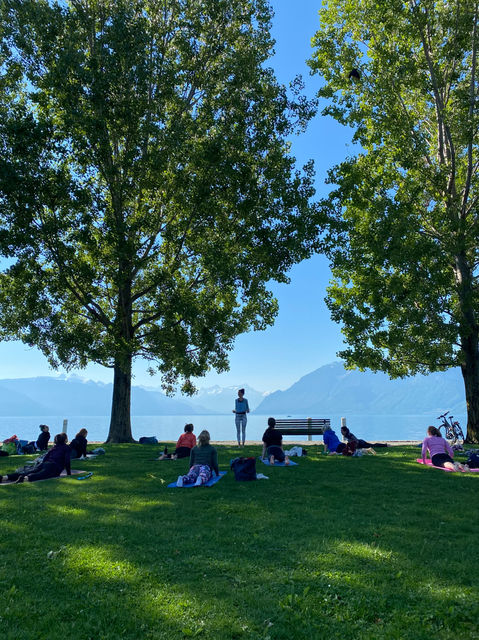 Seance de yoga matinal en plein air au bord du lac à dans la région lausannoise