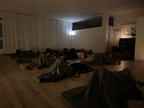 groupe a un cours de yin yoga à lausanne