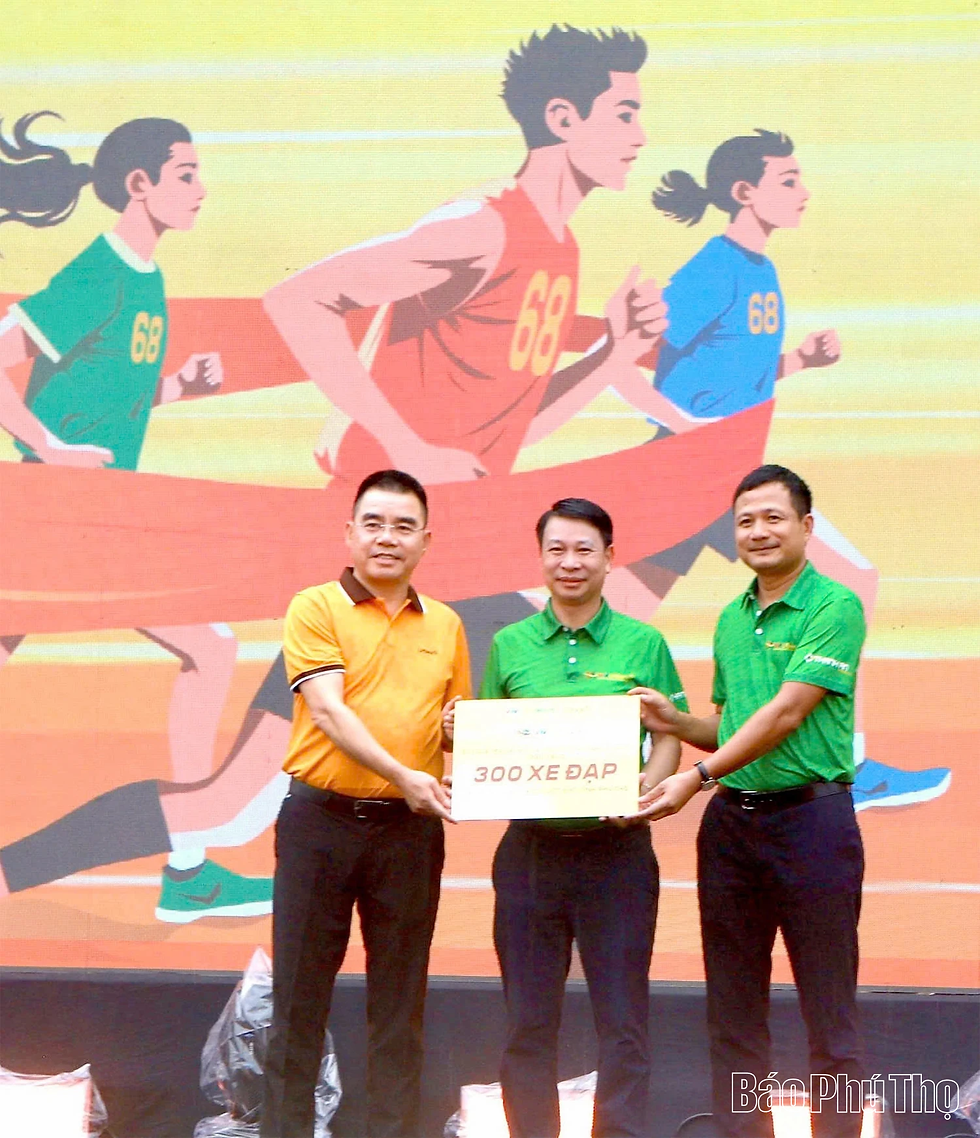 Phó Chủ tịch UBND tỉnh Nguyễn Khắc Hiếu tiếp nhận 300 xe đạp từ Ban tổ chức giải và nhà tài trợ để trao tặng các em học sinh có hoàn cảnh khó khăn