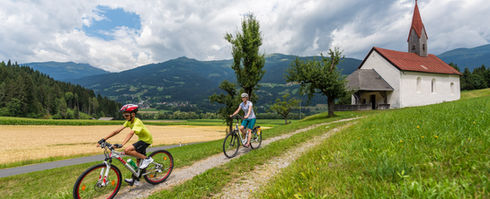 Radtour bei der Kirche: Idyllische Landschaft