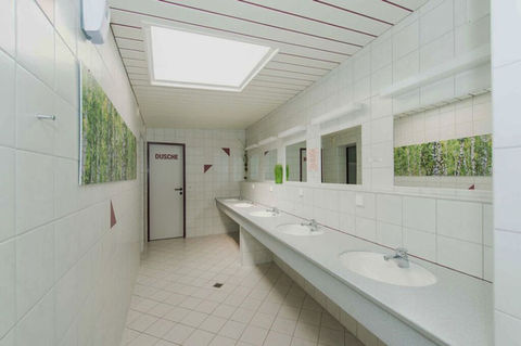 Saubere Waschräume mit mehreren Waschbecken