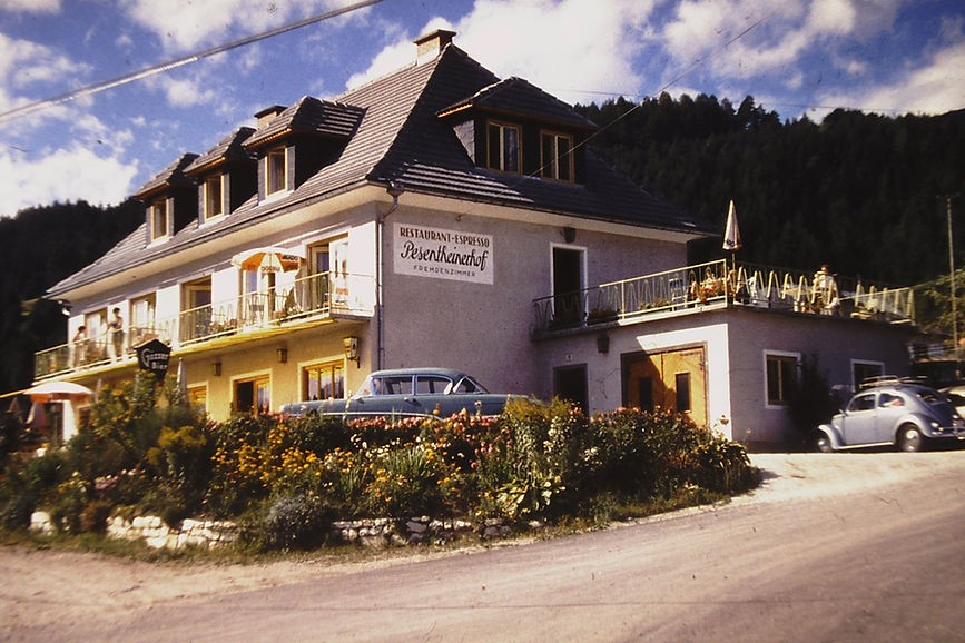 Hotel Pesentheinerhof: Gästehaus mit Autos und Garten