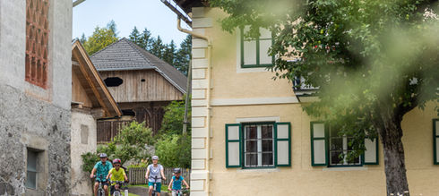 Familie radelt durch malerisches Dorf