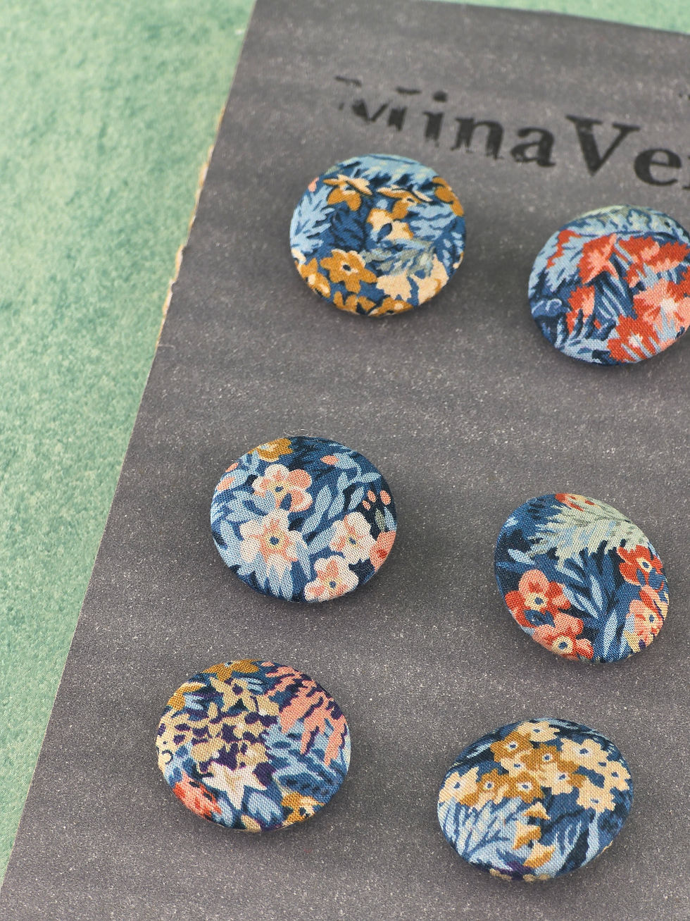 Miniaturebillede: Håndslåede knapper i Liberty stof