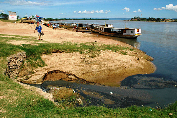 Foto: córrego de esgoto sendo despejado no Rio São Francisco (internet)