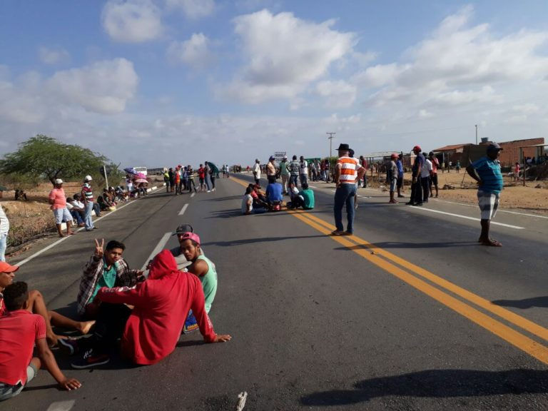 Foto: Manifestação na BR 116 em Abaré, Bahia (crédito: site Lagoa Grande Notícias)