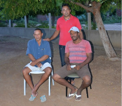 Foto: Cézar (à esquerda), Odair (em pé) e Gilson (à direita), líderes em Pedra Branca (crédito: Getúlio Nascimento)