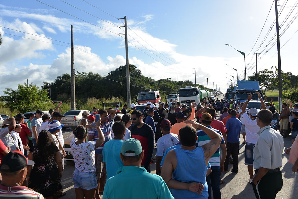 Foto: Momento em que um caminhão privado tentava passar (Crédito: Getúlio Nascimento)