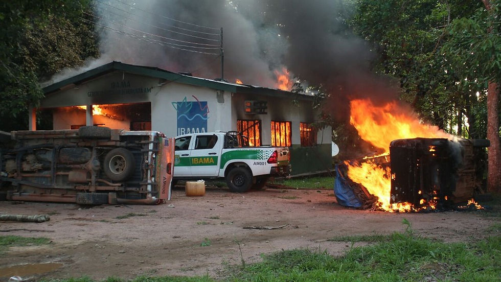 Foto: Sede do Ibama em Humaitá foi incendiada por grupo (Foto: Raolin Magalhães/Rede Amazônica)