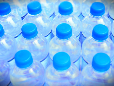 O consumo supérfluo da água engarrafada é um desastre ambiental