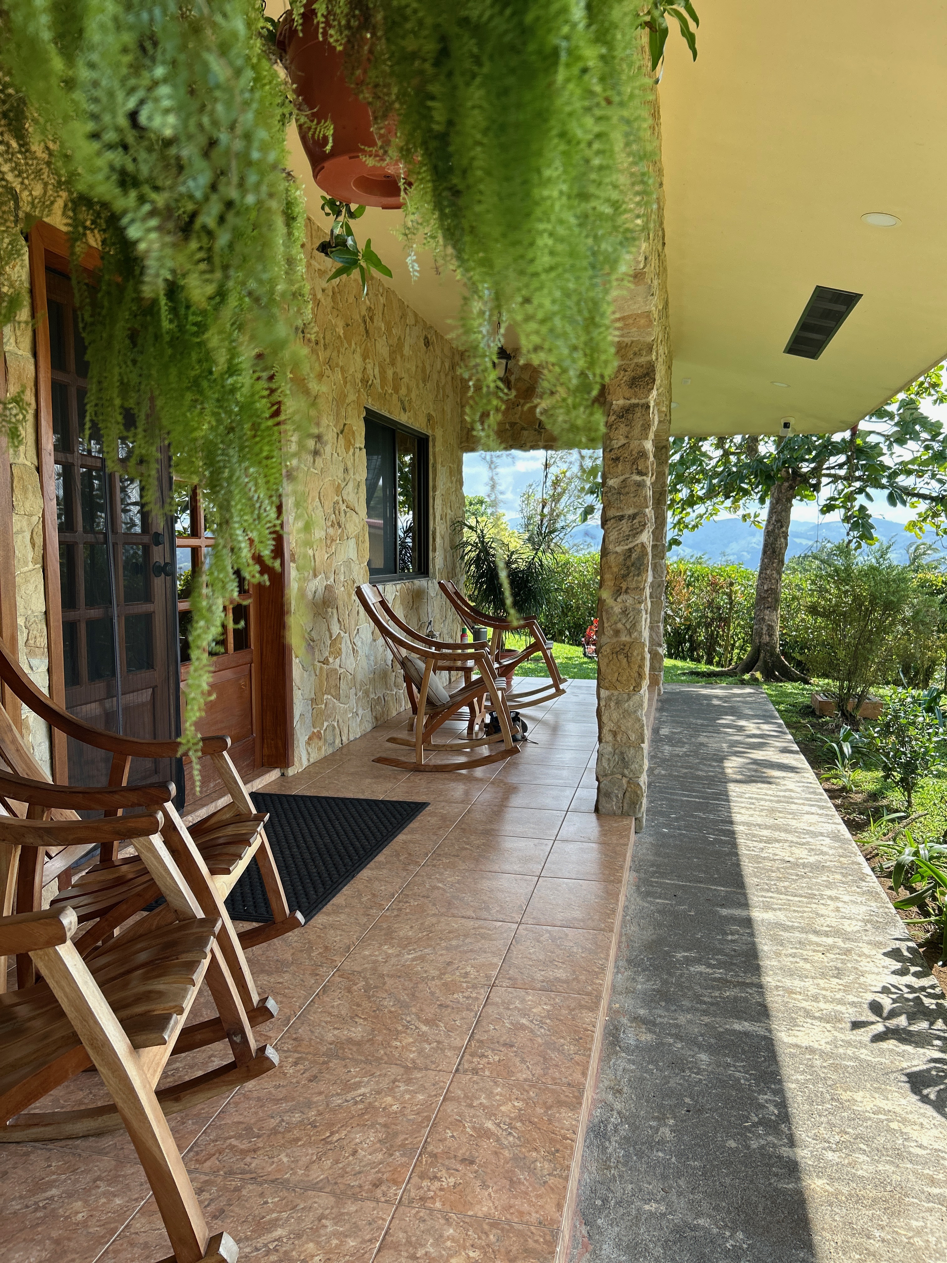 Charming 3-Bedroom Home with Guest House & Stunning Lake Arenal Views 