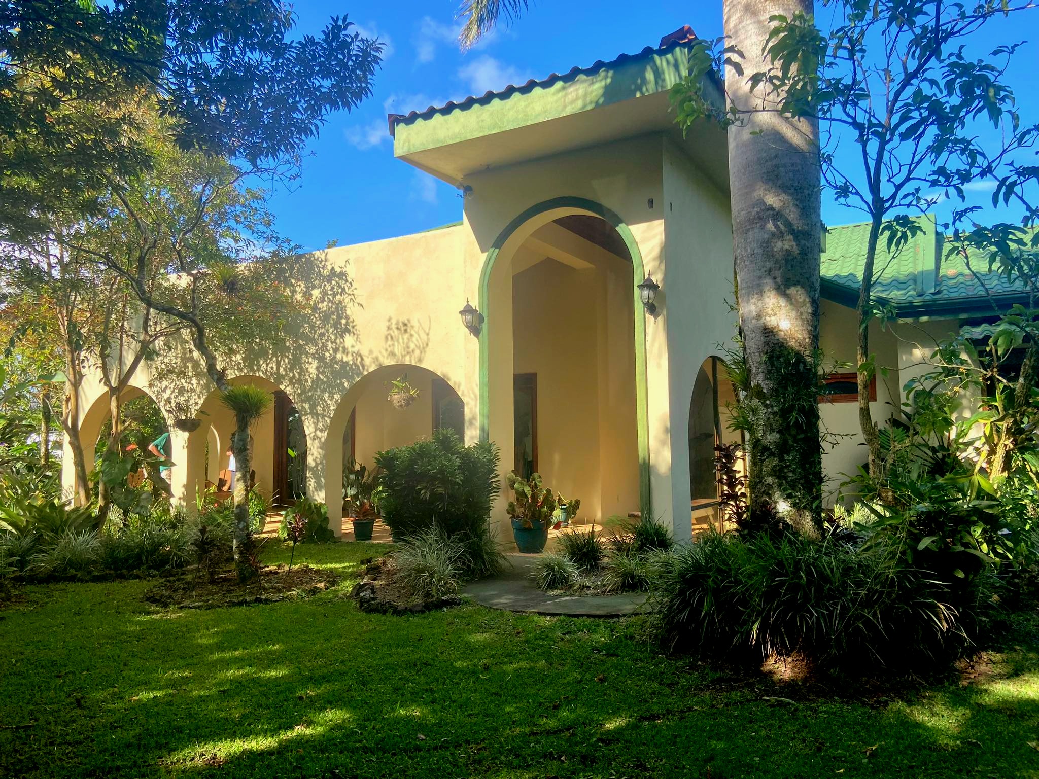 B&B w/ 3BD+Loft/3BA Lake View Home +2 Cabins in La Tejona