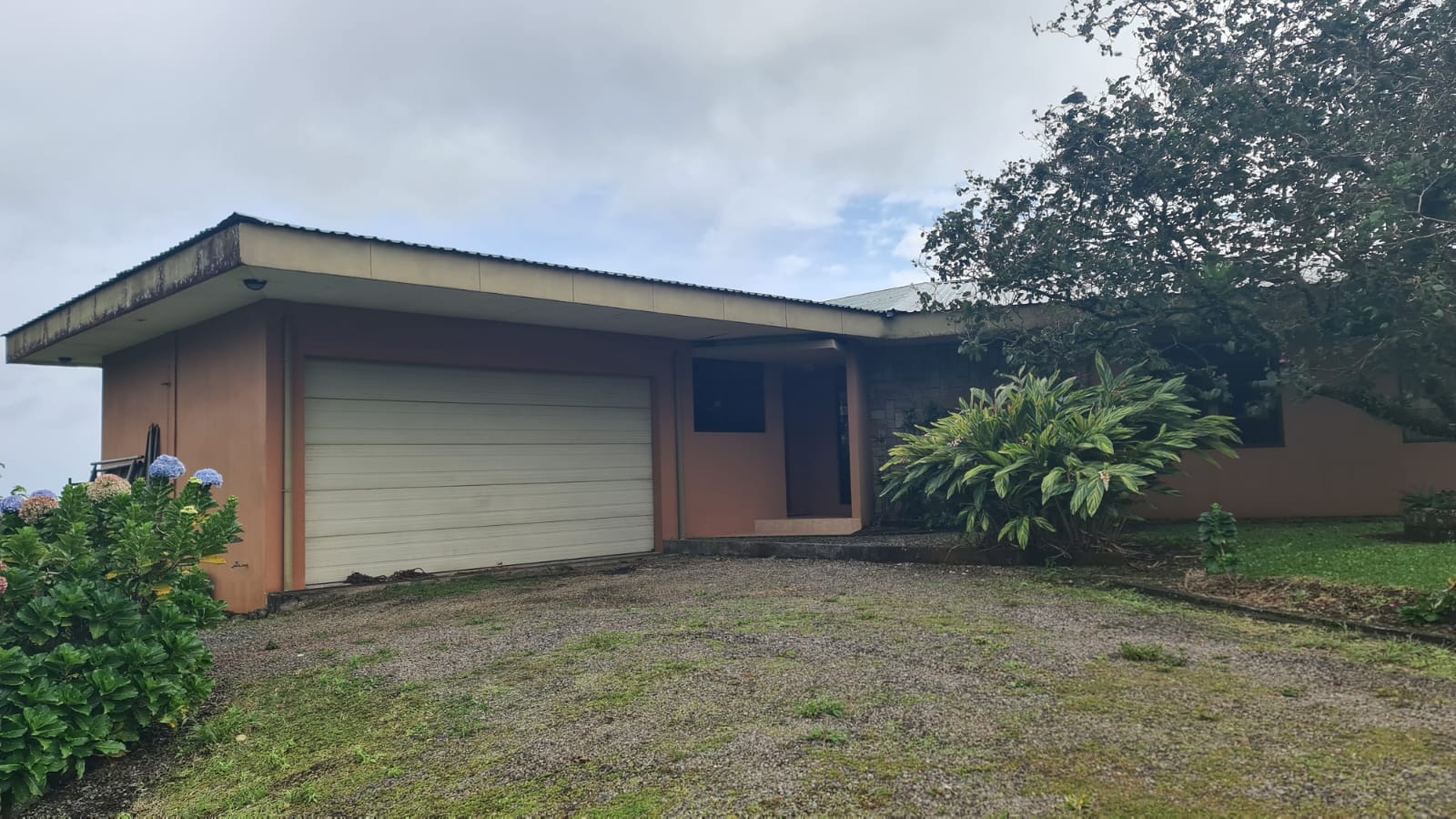 Beautiful 3 Bedroom, 2 Bathroom Furnished Home in El Aguacate