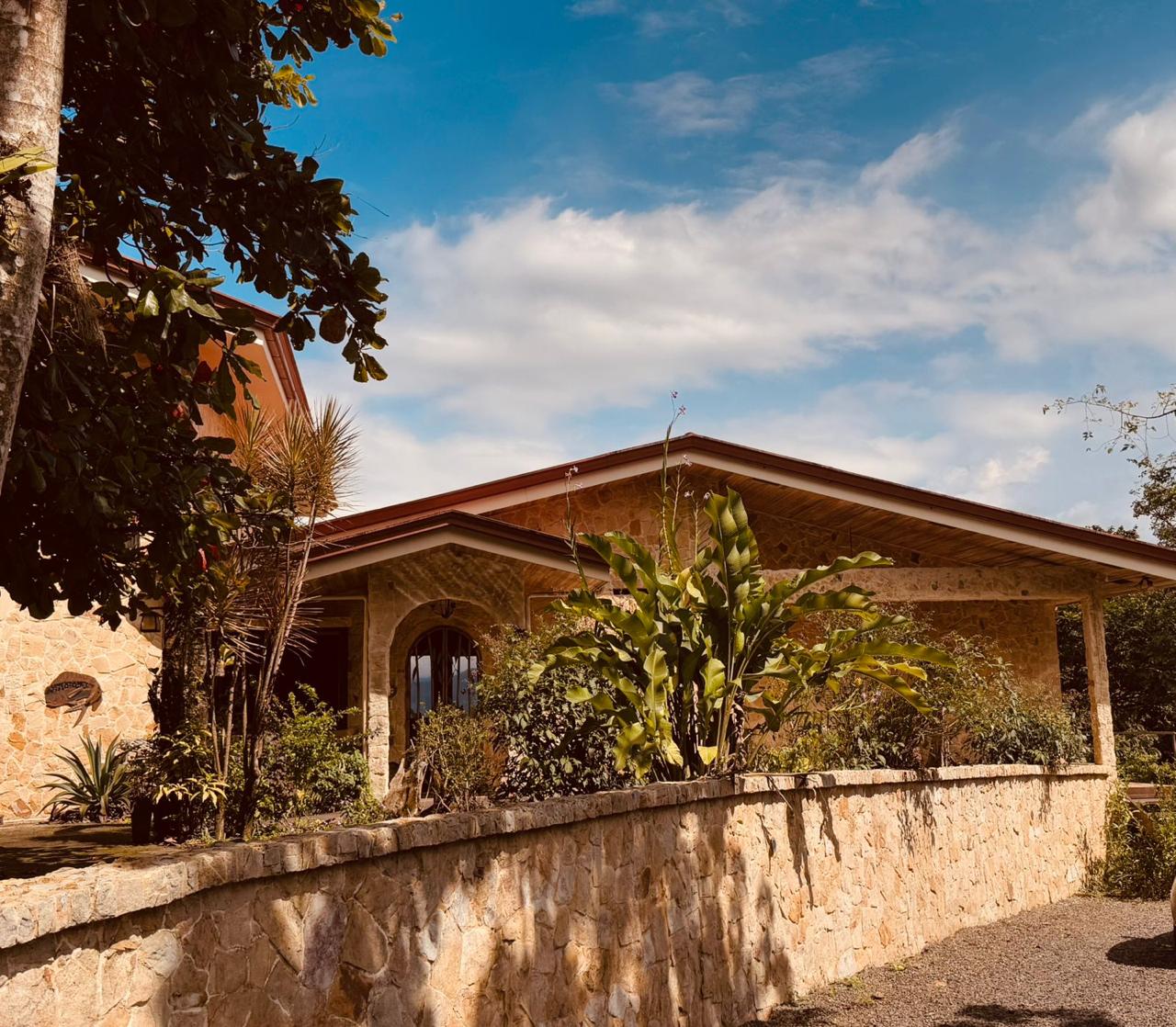 Lake & Volcano View Estate with Pool, Jacuzzi & Apt In El Aguacate