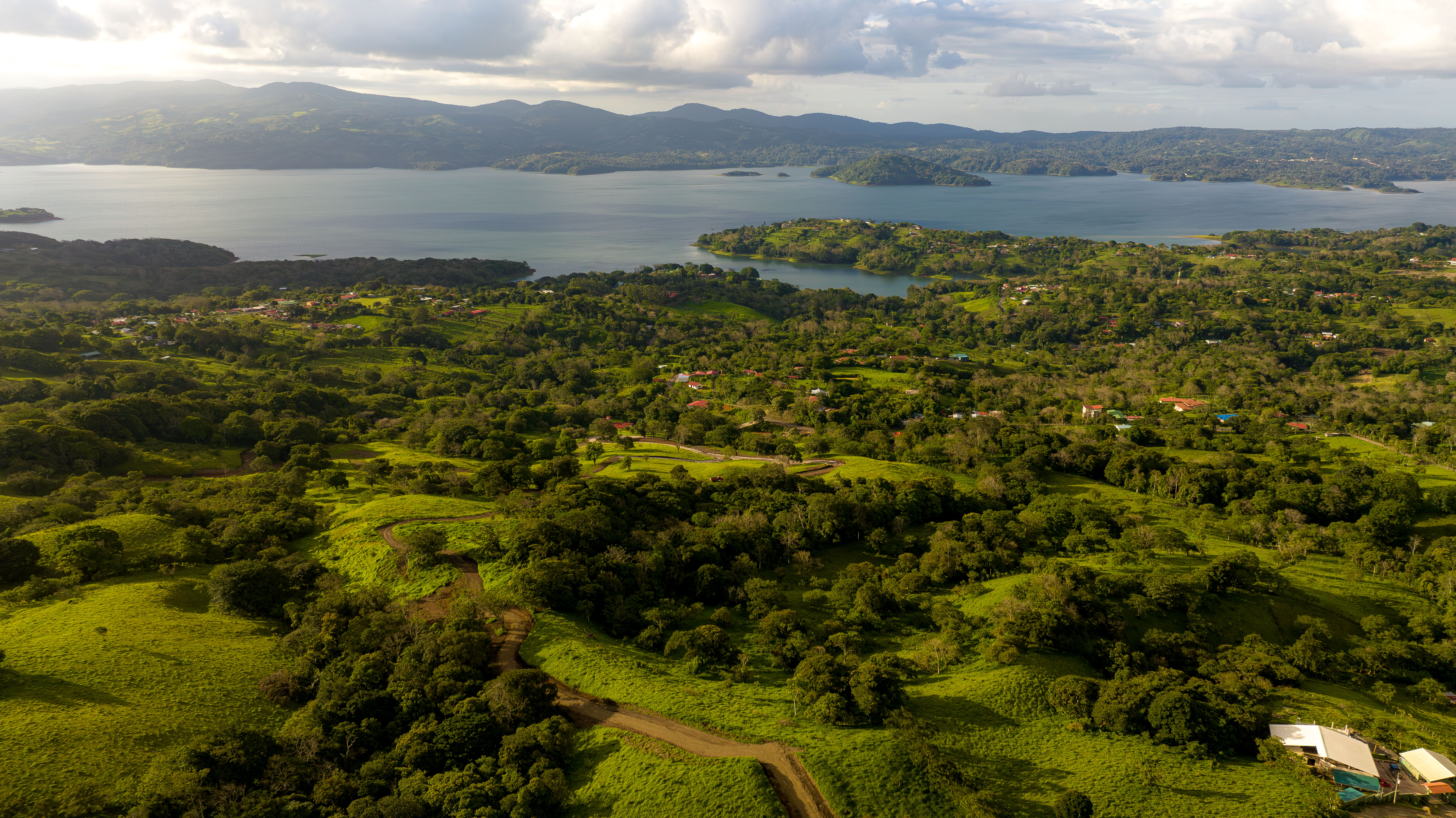 El Roble Lake View — lots overlooking Lake Arenal