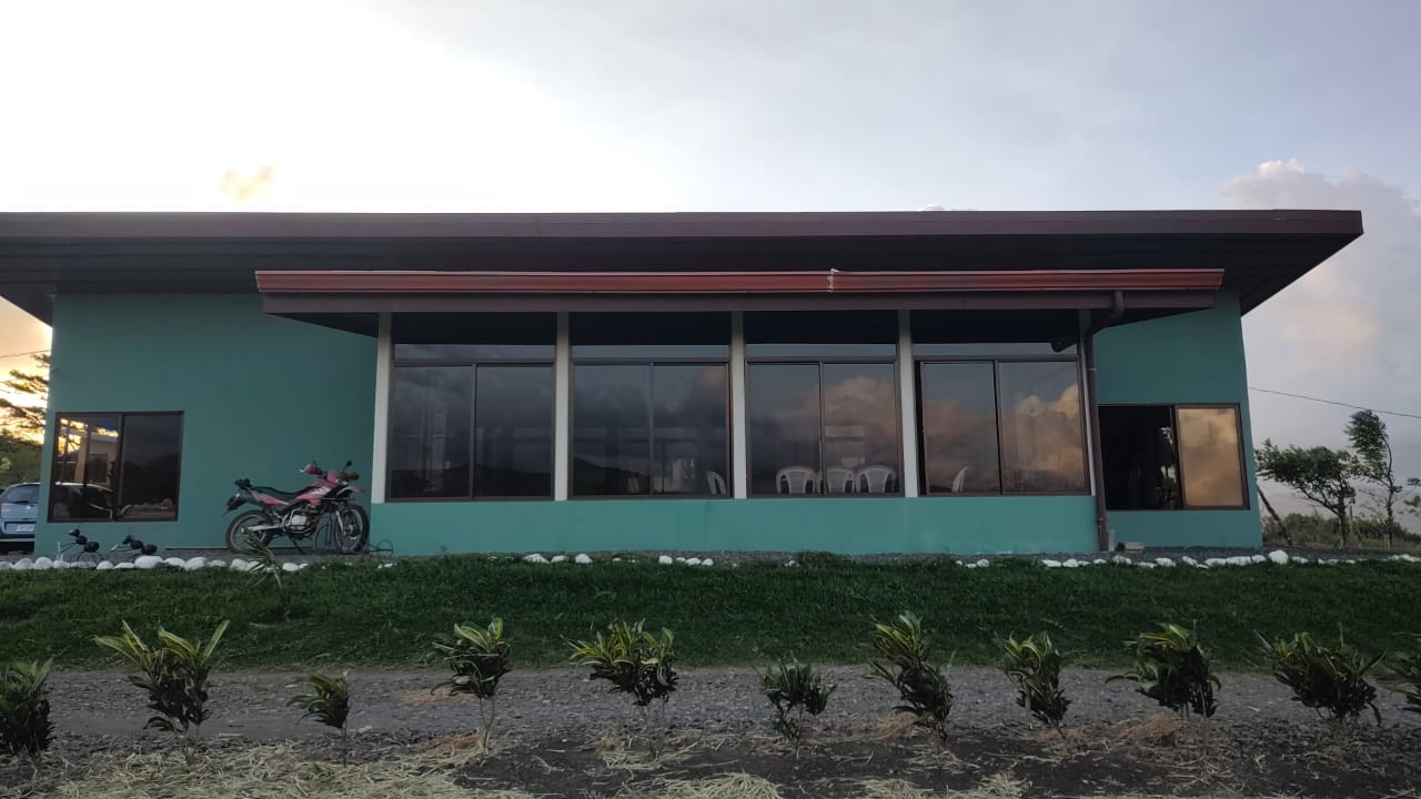  Beautiful Home 5BA 4BA and Two Casitas w/ Views of Lake Arenal & the Volcano