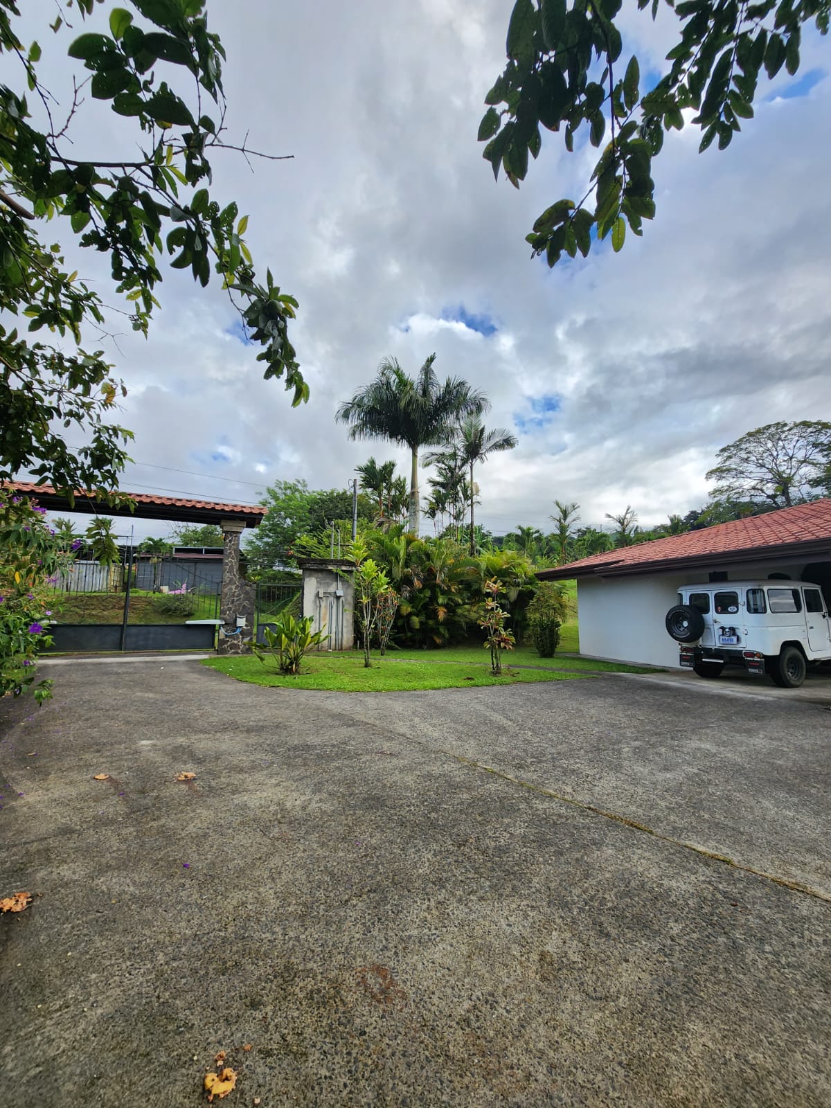 Spacious Home 3 BD 2.5 BA with Apartment, Pool, and Beautiful Views