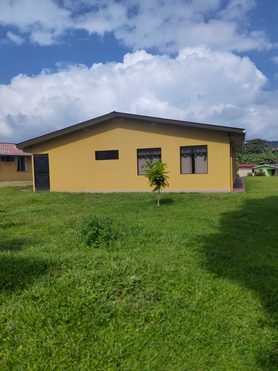 Lovely 3BD, 2BA Lake & Volcano View Home Walking Distance to Everything