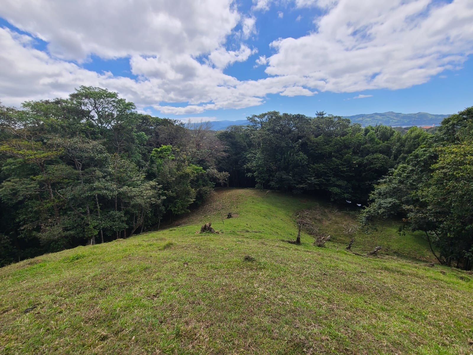 35,000 Sqm Property with Spectacular Lake Arenal View and Ravine