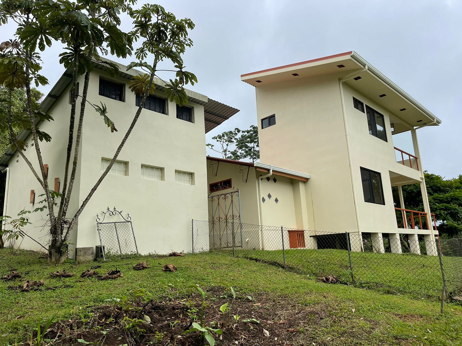 Charming 132 m² Home on 5,000 m² Lot w/ Creek in a Gated Community