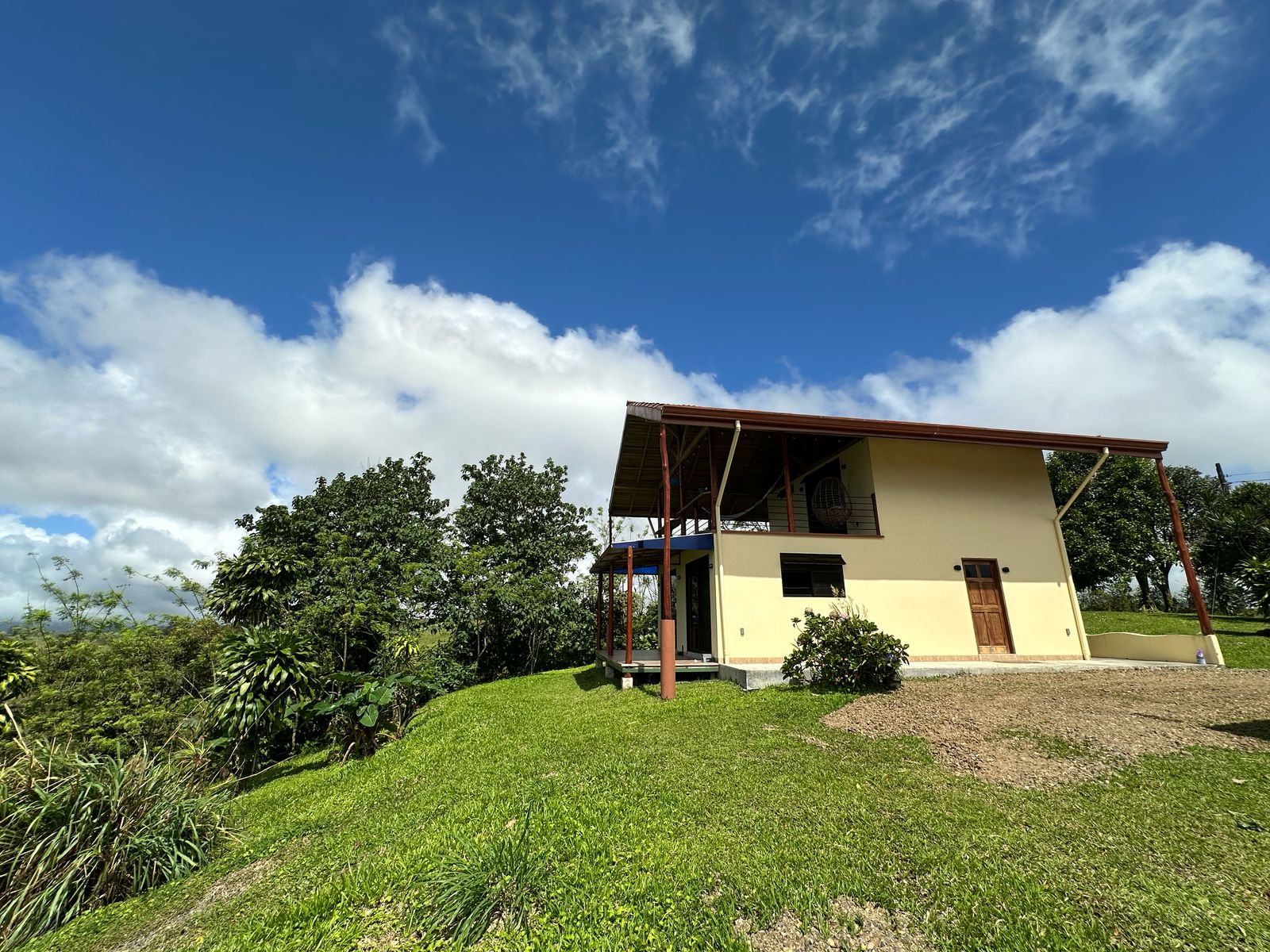 Newly 1 Bedroom 2 Bathroom Home with Lake and Volcano View 