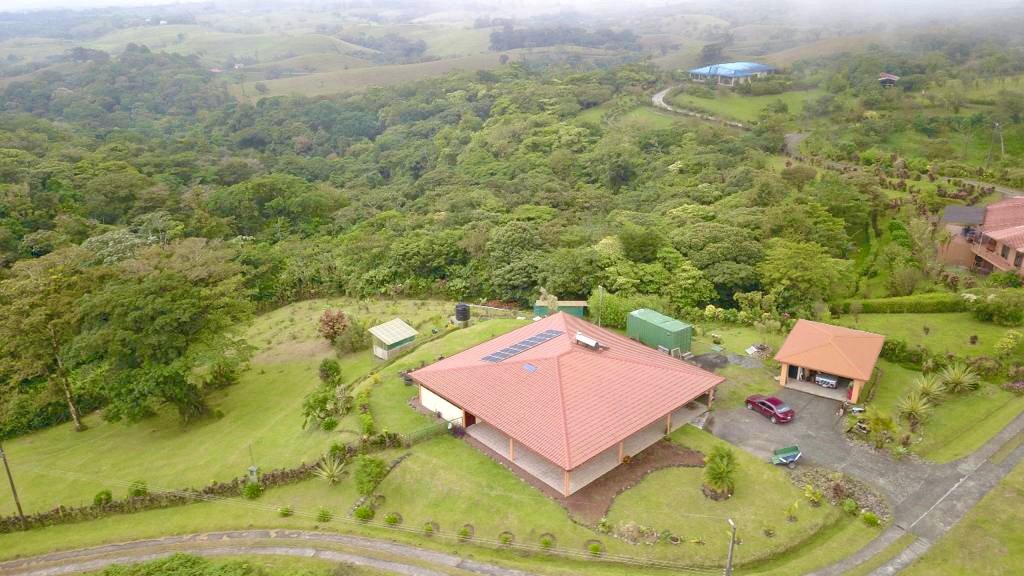 Mountain Top, Solar Powered, 3 bedroom Home in Nuevo Arenal 