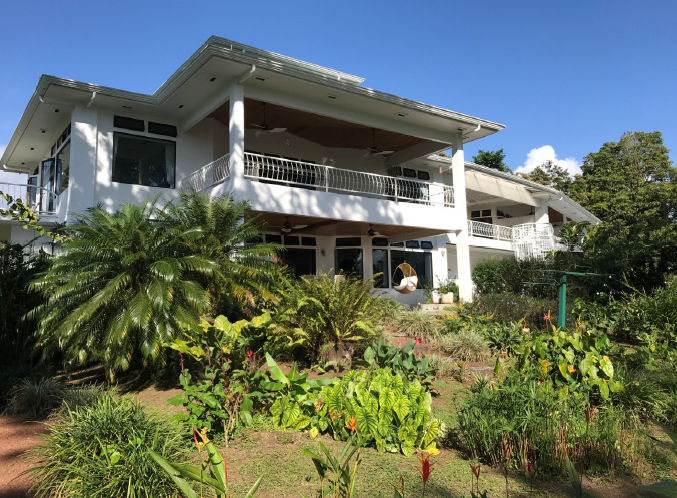 Villa Corazón: Luxury 4BD, 3.5BA Home + 3BD, 3.5BA GuestHouse w/ LAKE ACCESS