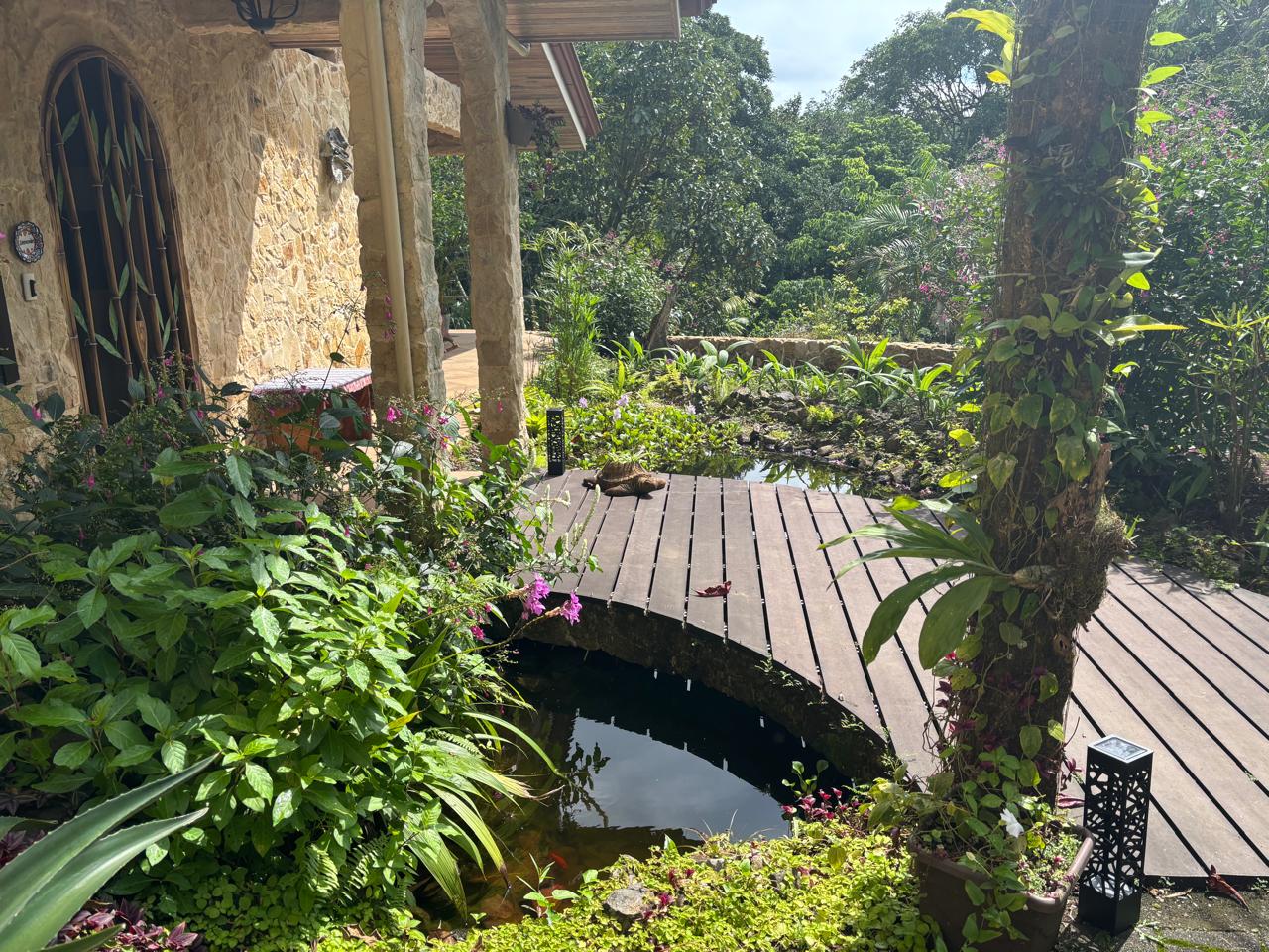 Lake & Volcano View Estate with Pool, Jacuzzi & Apt In El Aguacate