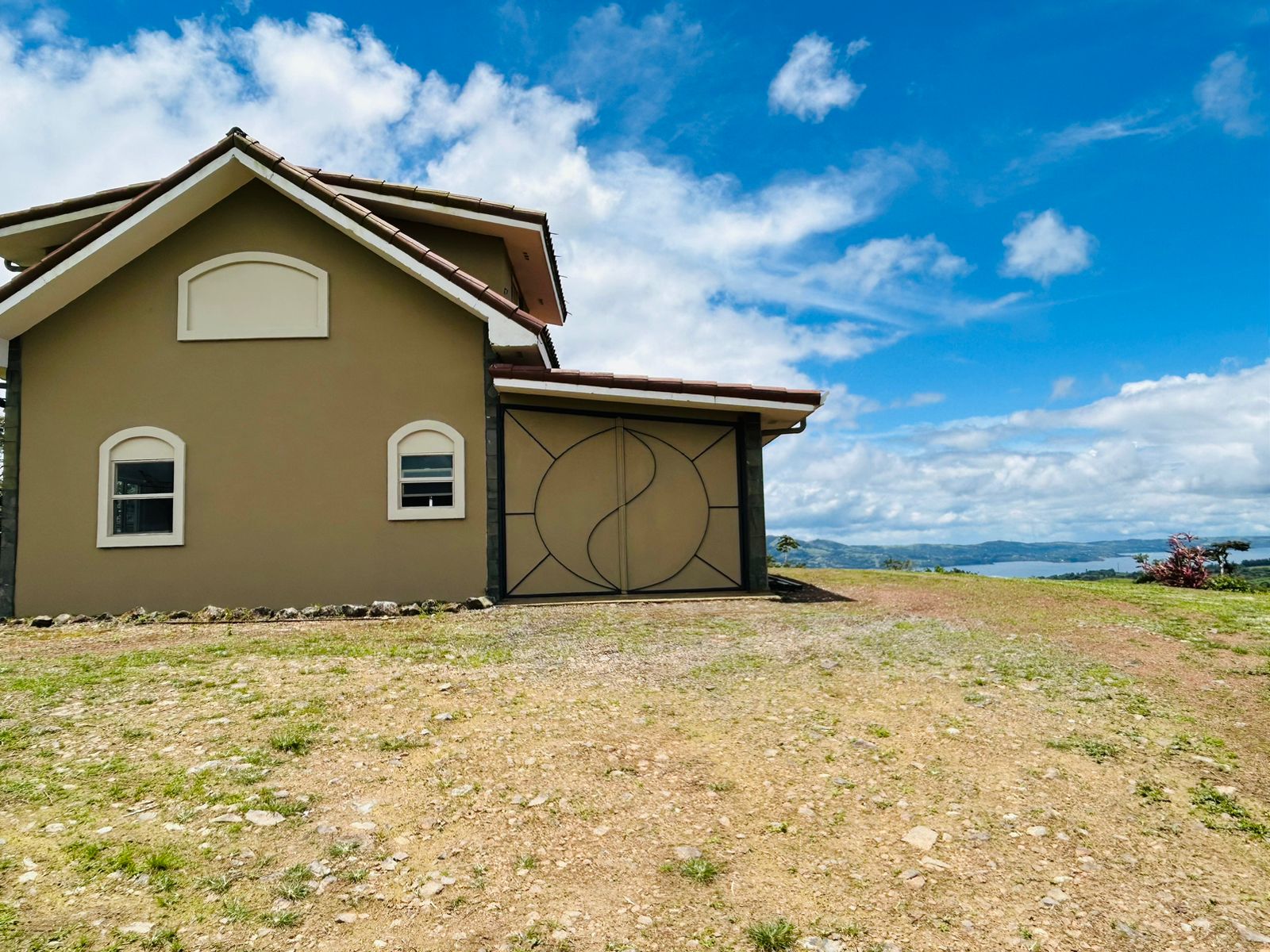 Furnished Loft Home with Jacuzzi and Panoramic Lake & Volcano Views