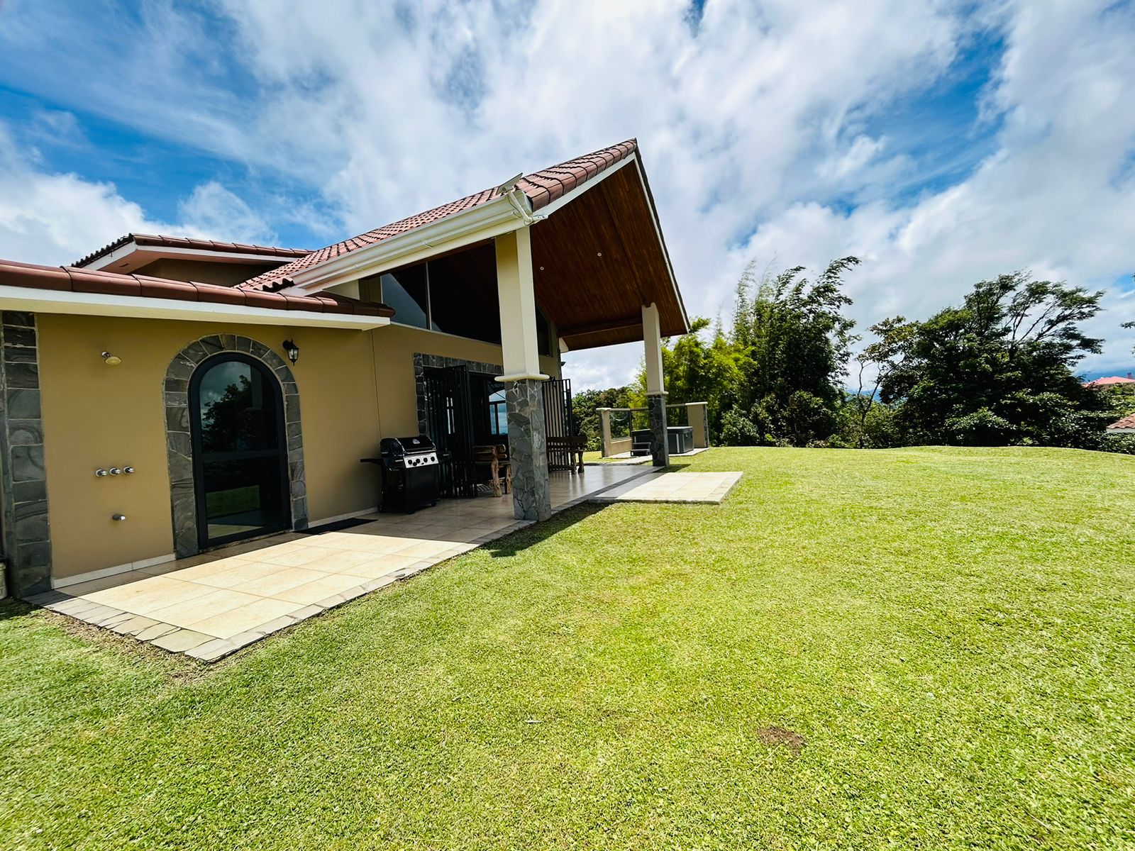 Furnished Loft Home with Jacuzzi and Panoramic Lake & Volcano Views