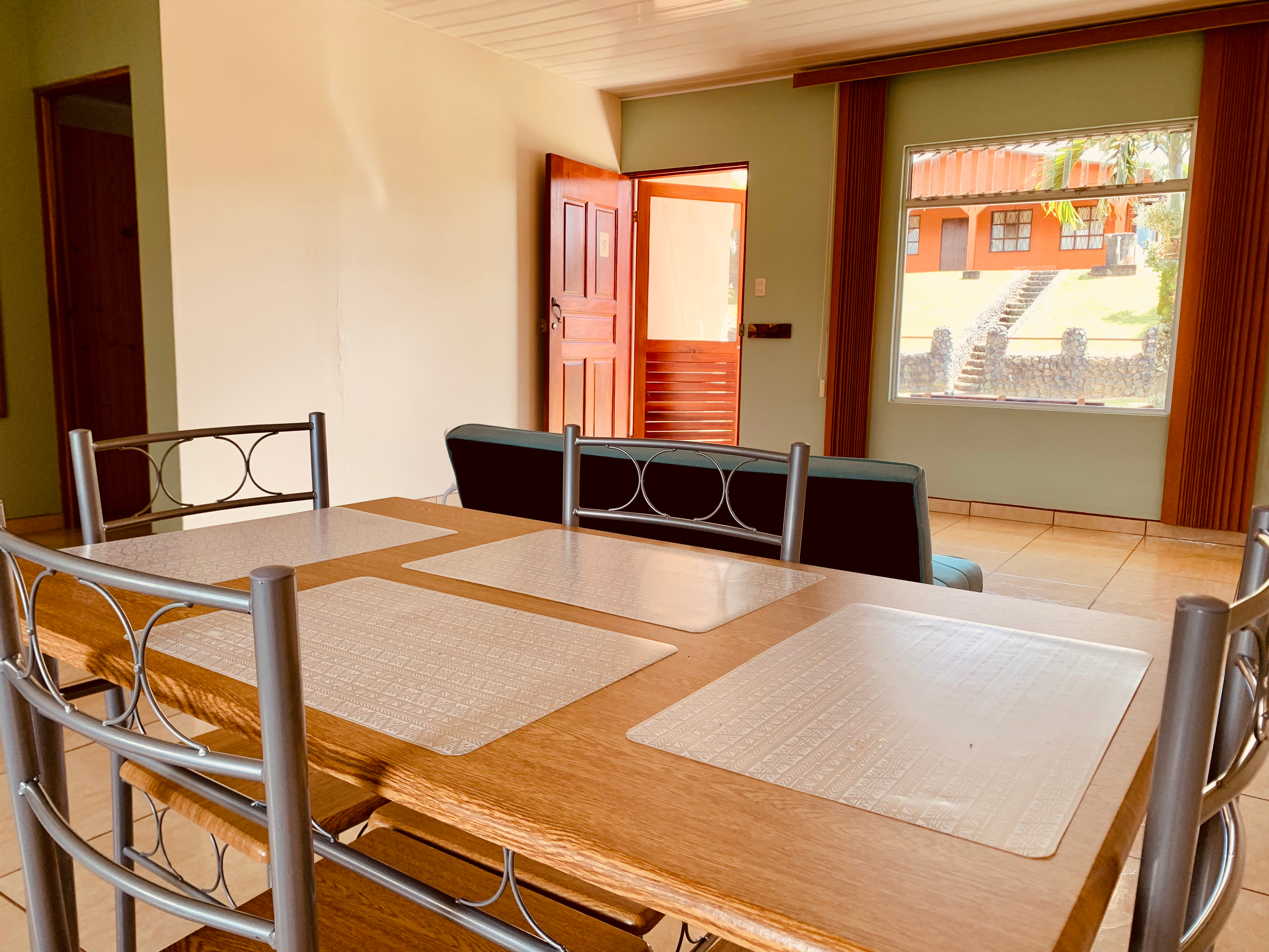 Cozy, 2BD/1BA House walking Distance to Downtown Nuevo Arenal