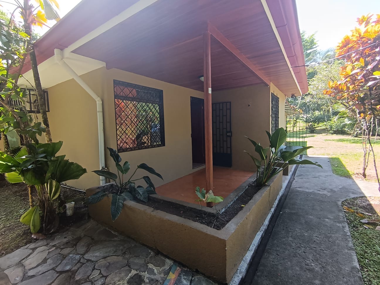 Beautiful Home 2BD 1BA in a 19424.9 m2 (4.8 Acre) Lot w/ Private Spring 