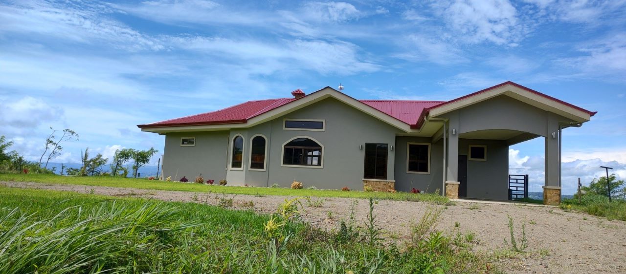 Luxury 2 Bedroom / 2 Bathroom Home W/  Stunning Lake & Volcano Views