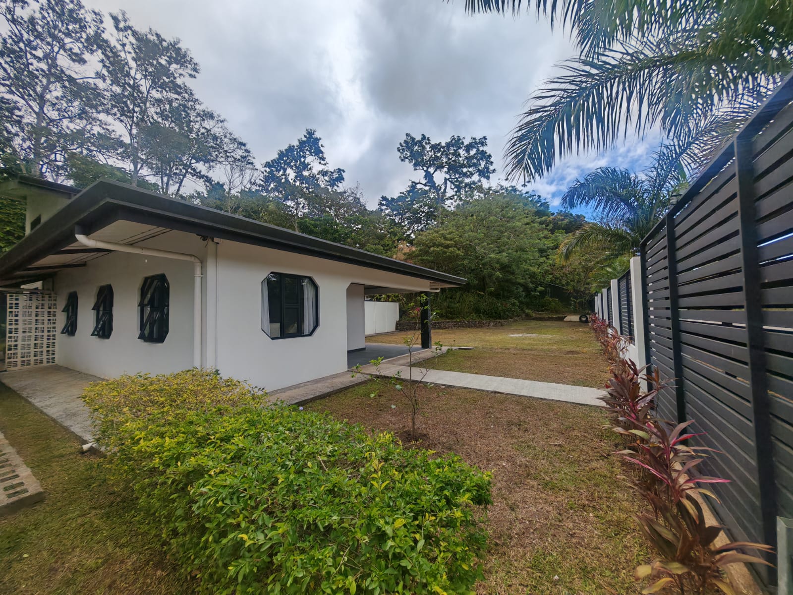 Spacious & Stylish Home 3BD 2BA + Apartment, Fully Furnished In Tronadora