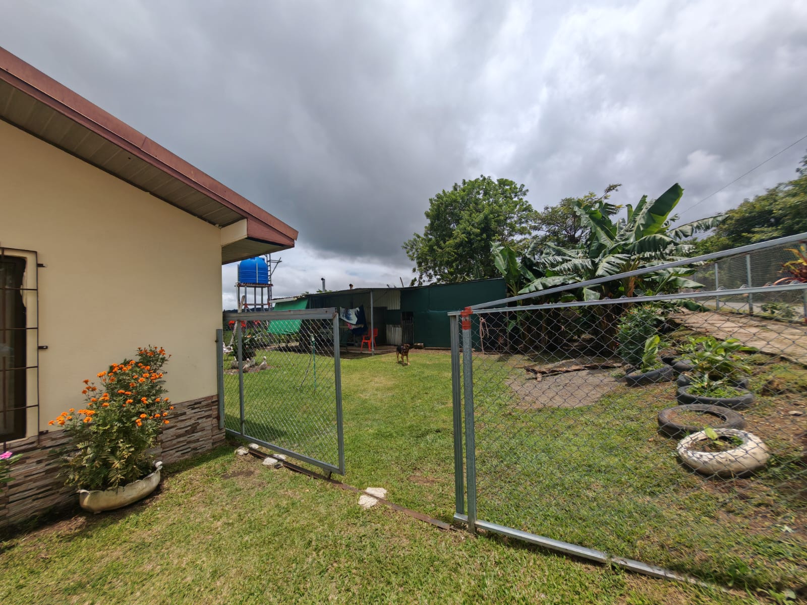 Beautiful 3-bedroom, 2-bathroom Home on a Sprawling 26,313 m² (6.5 Acres) lot 