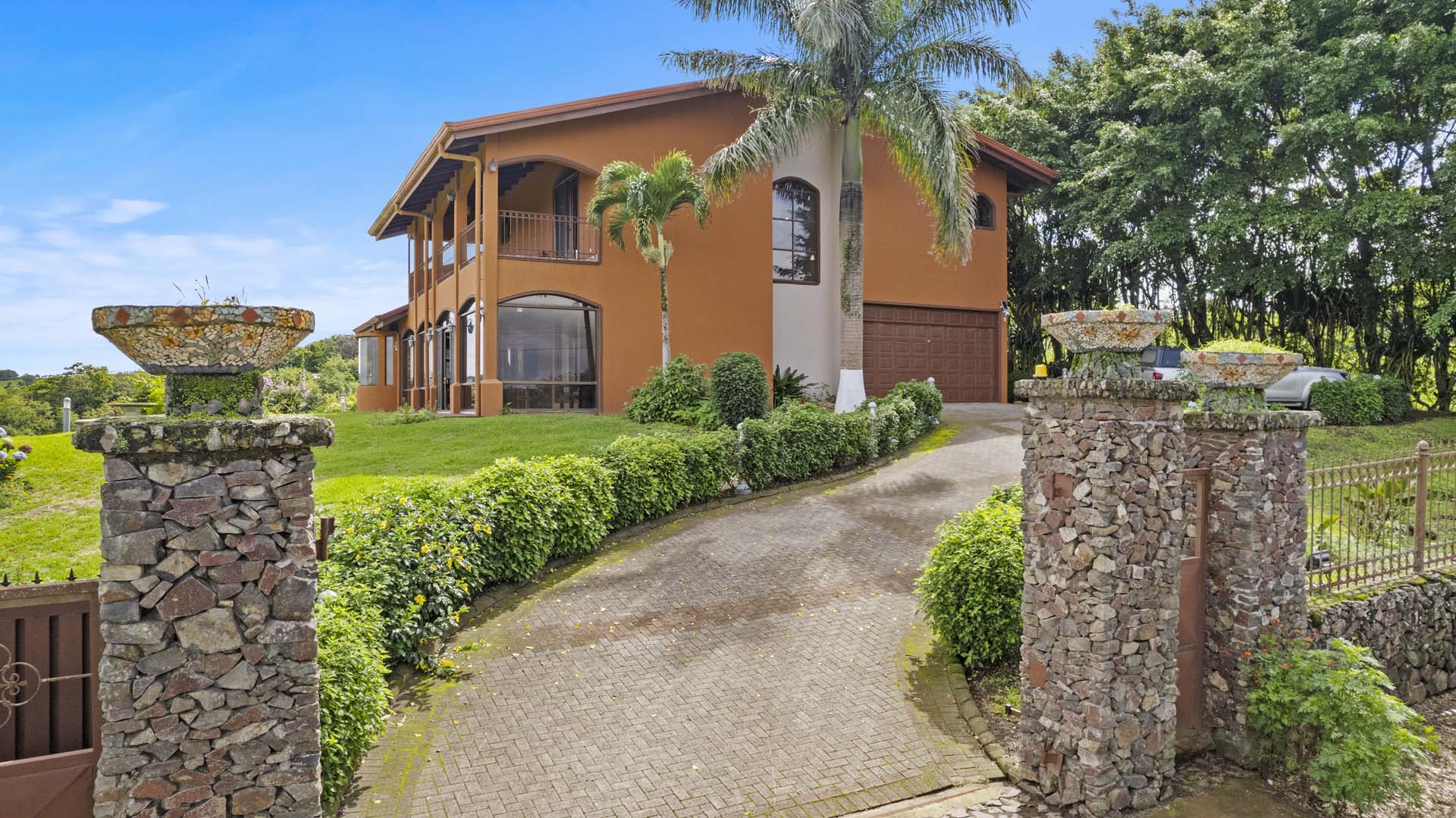 Luxury Home w/ Stunning Mountain Views on a 10,000 m² Estate