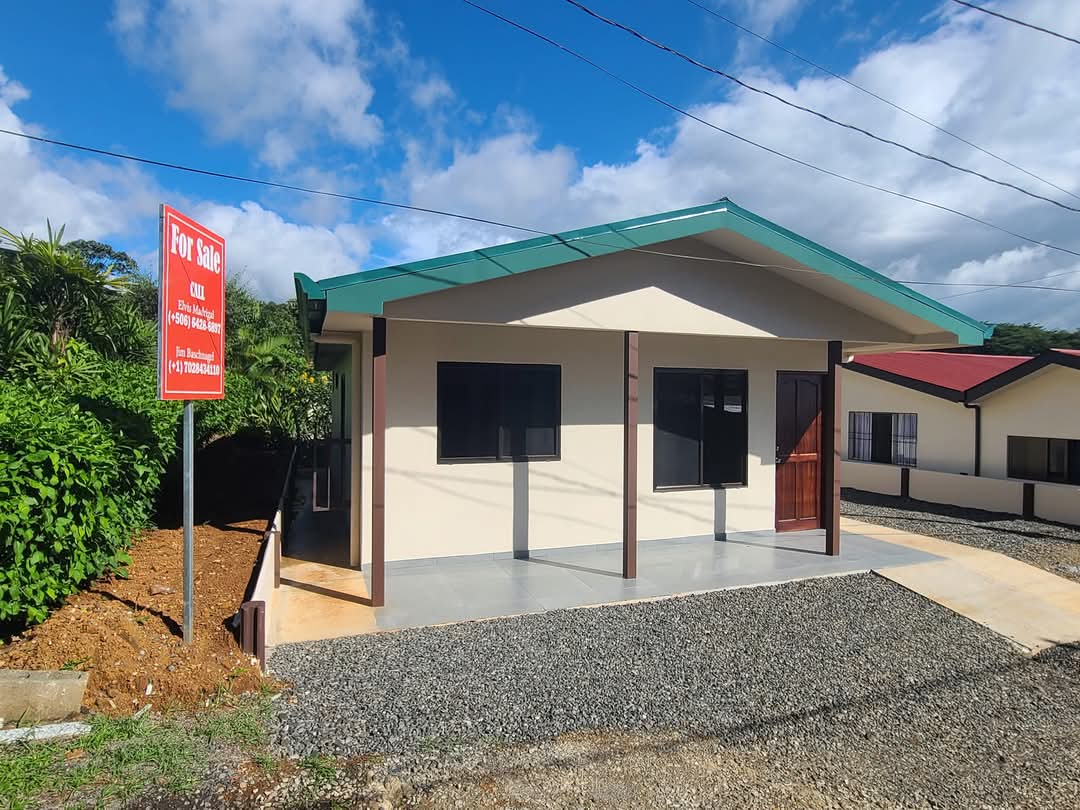 Charming Home 2BD 1BA in a Quiet Neighborhood Near Lake Arenal Park 