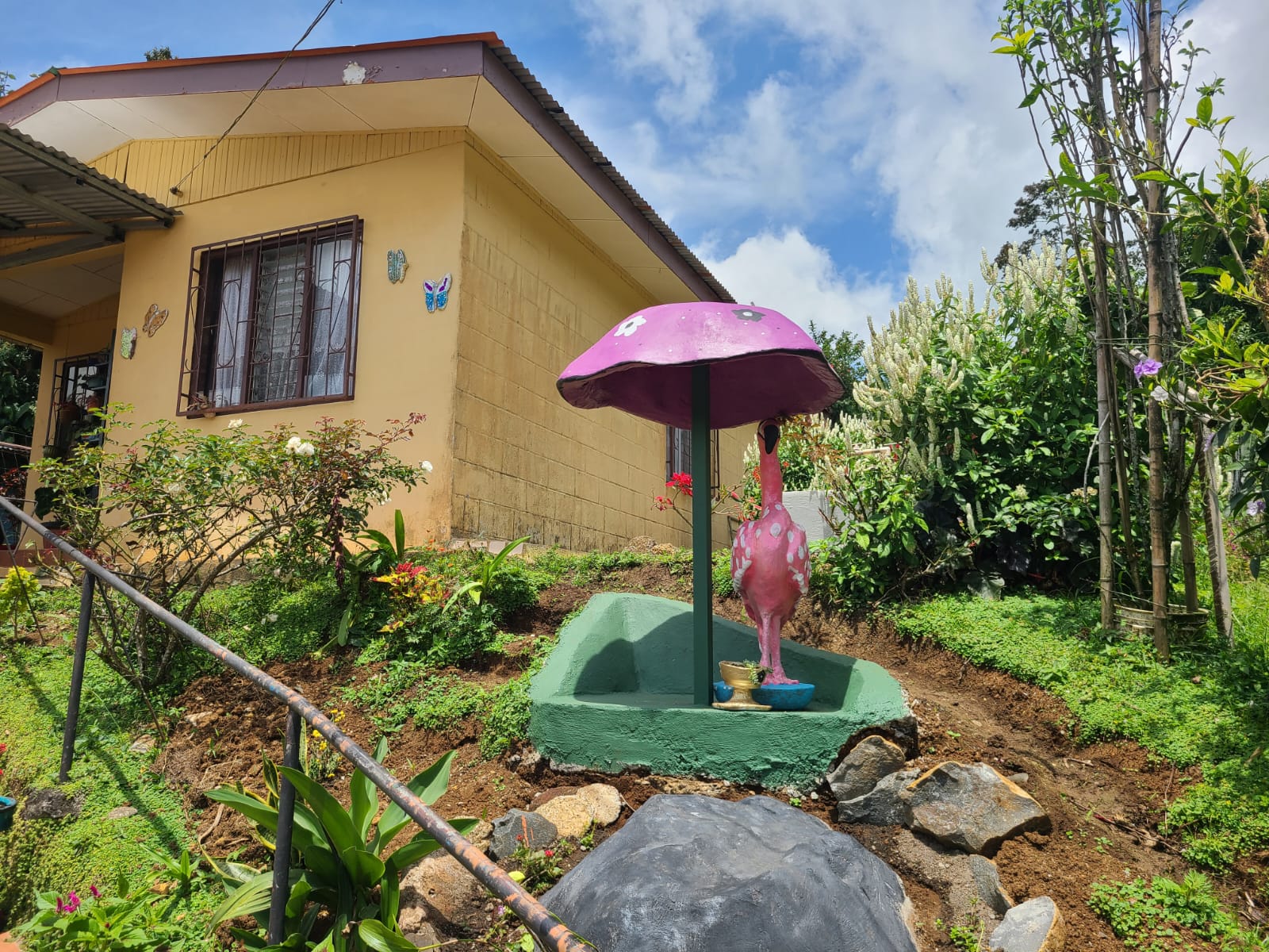 Lovely, 2 Bedroom, 1 Bathroom + Den, Tico Style Home in Rio Piedras 