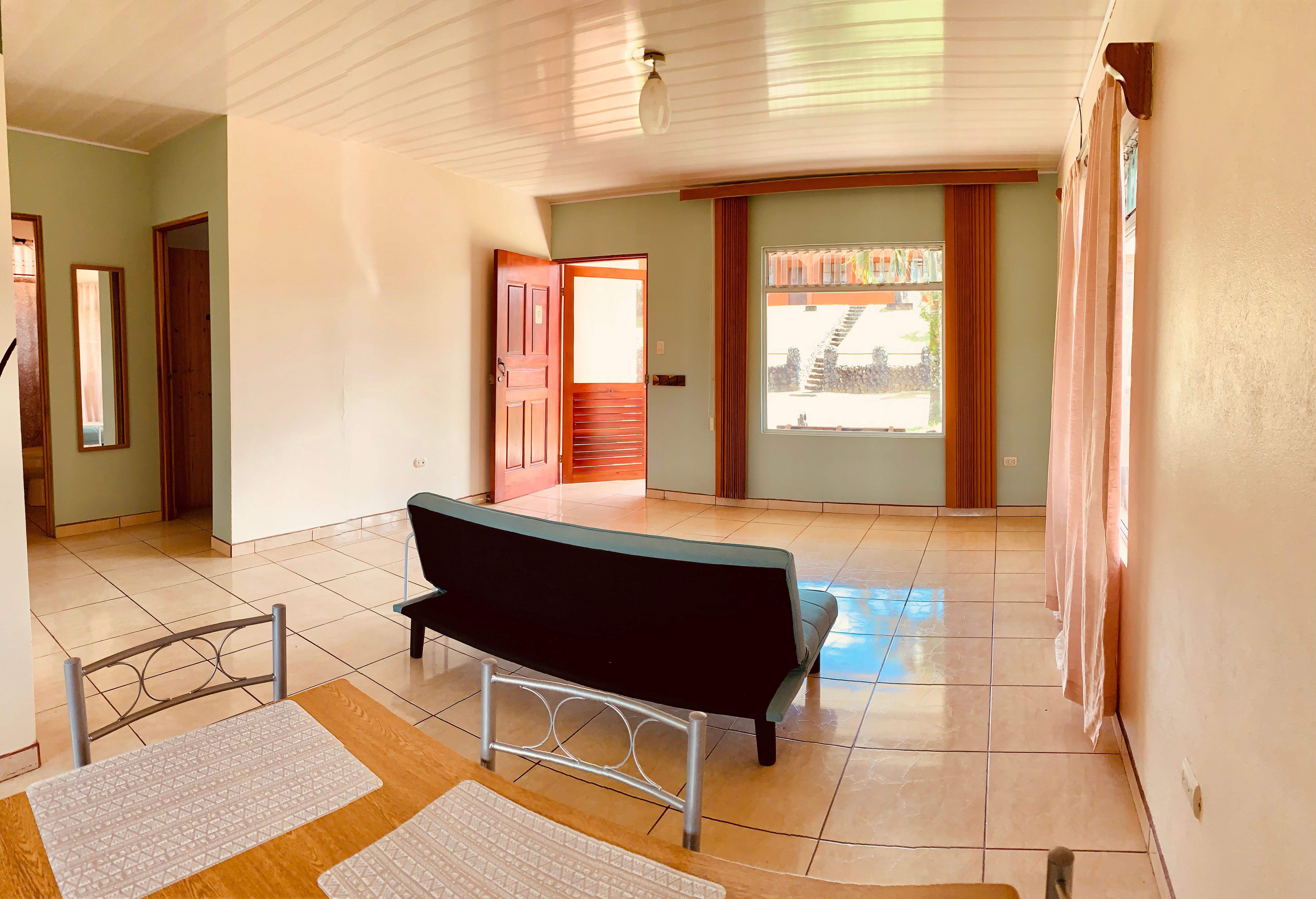 Cozy, 2BD/1BA House walking Distance to Downtown Nuevo Arenal