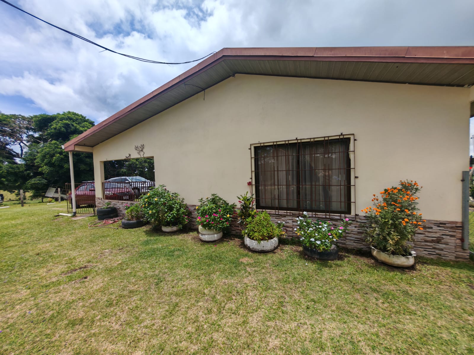 Beautiful 3-bedroom, 2-bathroom Home on a Sprawling 26,313 m² (6.5 Acres) lot 