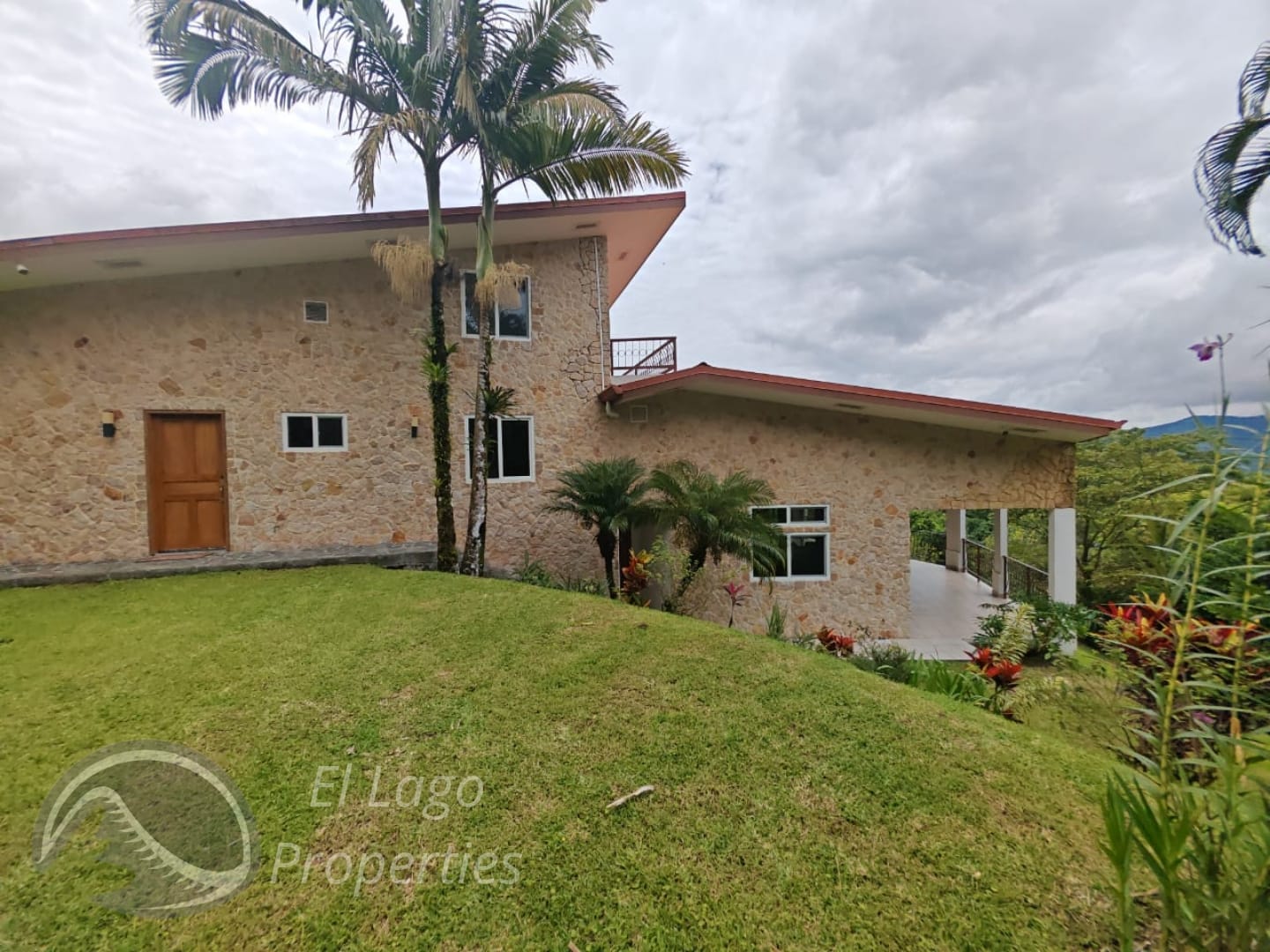 Luxurious Home 4 BD 4 BA With Amazing Lake Views In Nuevo Arenal 