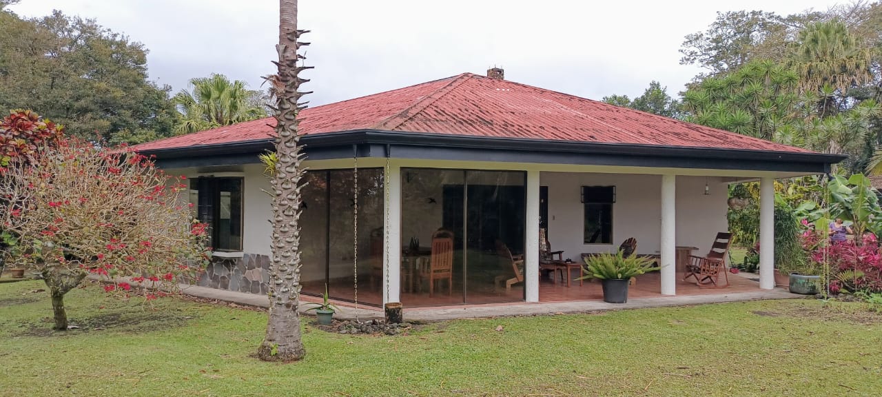 Commercial property: main house + 5 cabins + greenhouse + stable in Cinco Esquinas 