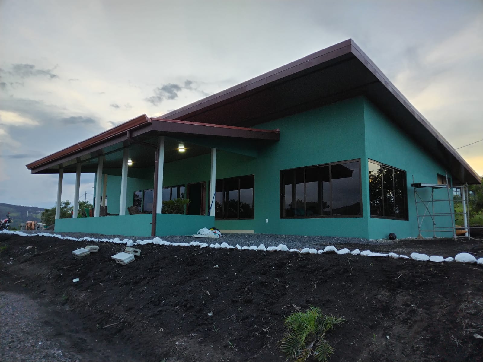  Beautiful Home 5BA 4BA and Two Casitas w/ Views of Lake Arenal & the Volcano