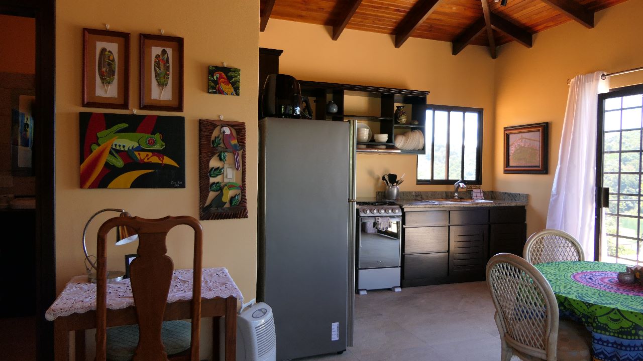 A new beautiful 2 BD/2 BA lake, volcano & rain forest view Casita 