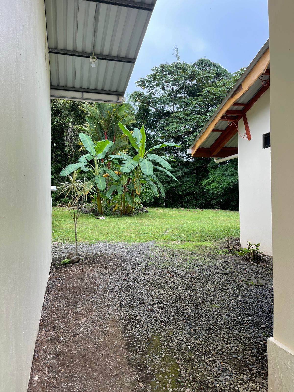 Charming 132 m² Home on 5,000 m² Lot w/ Creek in a Gated Community